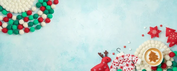クリスマスのバナーデザイン コーヒーカップと流行の北欧の装飾品 冬のシーズンのための居心地の良い背景 トップビュー フラットレイアウト — ストック写真