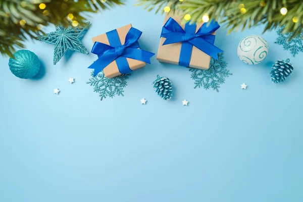 Albero Natale Con Scatole Regalo Decorazioni Sfondo Blu Vista Dall — Foto Stock