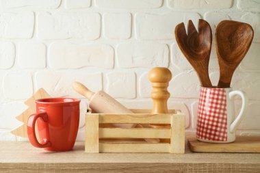 Kichen kap kacak ve kahve fincanı ahşap rafta. Noel ve Yeni Yıl tatili tasarım için hazırlanıyor