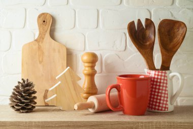 Kichen kap kacak ve kahve fincanı ahşap rafta. Noel ve Yeni Yıl tatili tasarım için hazırlanıyor