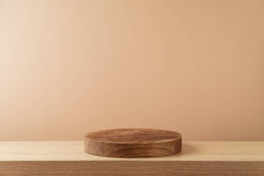 Modern arkaplanın üzerinde boş ahşap bir podyum. Tasarım ve ürün gösterimi için iç modelleme