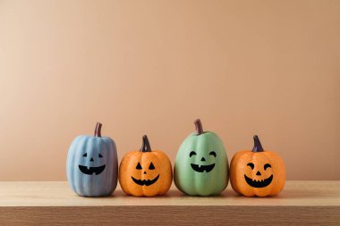 Cadılar Bayramı konsepti Jack o fener kabak süslemesi ile ahşap masa üzerinde modern arkaplan üzerinde