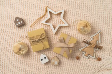 Noel ve Yeni Yıl konsepti İskandinav tarzı, samimi çevre dostu süsler ve parlak arka planda dekorasyonlar. Üst manzara, düz uzanma