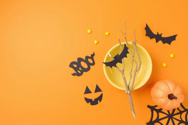Kreativer Hintergrund Halloween Papierdekorationen Teller Ast Und Kürbiskomposition Draufsicht Flache — Stockfoto