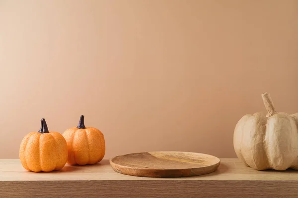 Lege Houten Plaat Tafel Met Pompoen Moderne Achtergrond Halloween Thanksgiving — Stockfoto