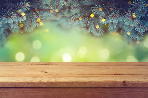 美しい緑の松の木の枝の背景に空の木製のテーブル クリスマス休暇 デザインと製品の表示のためのモックアップ — ストック写真