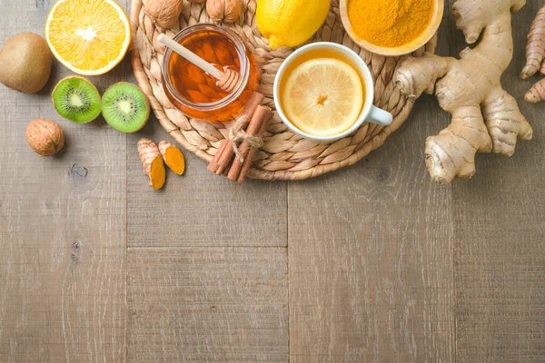 Immunitätssteigernder Tee Für Die Wintersaison Mit Zitrone Ingwer Und Gesunden — Stockfoto