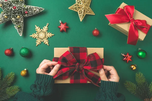 圣诞快乐的概念与礼品盒 女人的手和绿色背景的装饰 — 图库照片