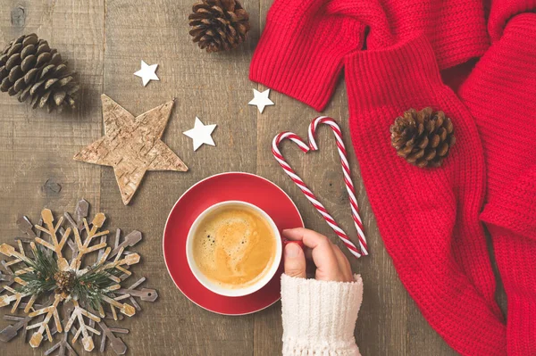 圣诞快乐的概念 咖啡杯 女人的手 温暖的毛衣和木制背景的装饰 — 图库照片