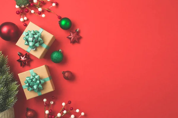 Banner Natale Capodanno Con Confezione Regalo Ornamenti Decorazioni Sfondo Rosso — Foto Stock