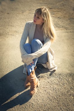 güzel sarışın oturma