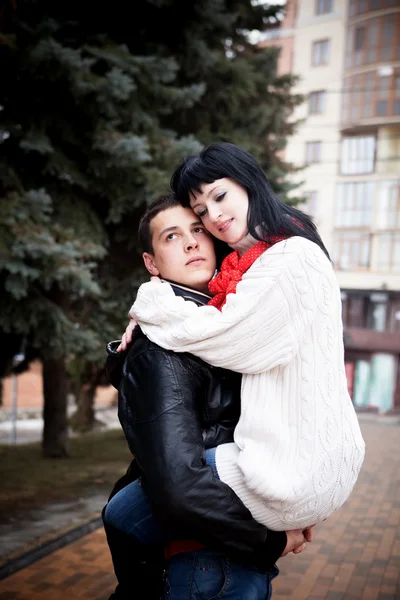 Hombre sosteniendo a la chica en sus brazos — Foto de Stock