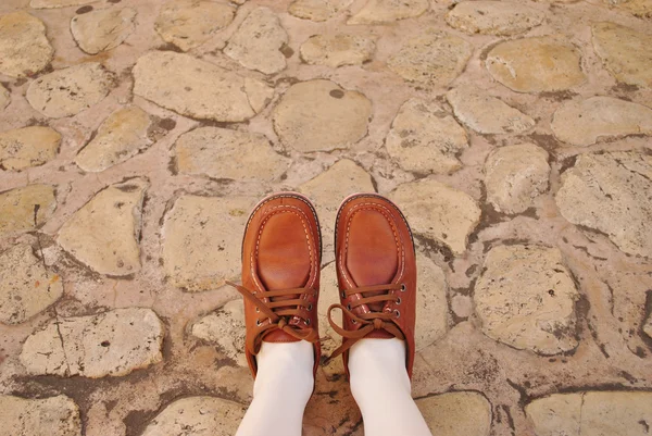 可爱女孩的双腿在棕色的鞋子 — 图库照片