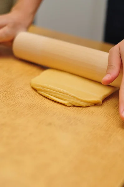 Mains féminines faisant la pâte — Photo