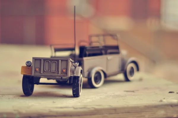 Spielzeug-Jeep mit Anhänger — Stockfoto