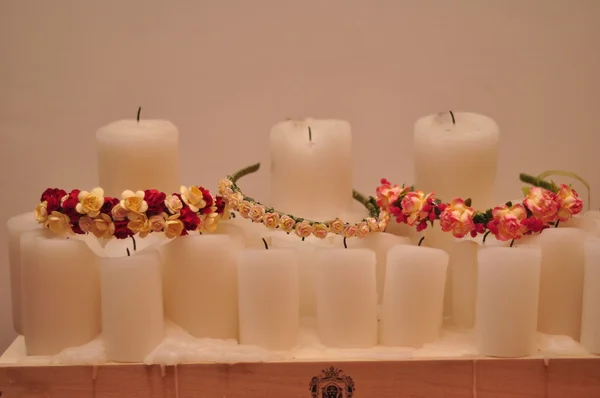 Candles and flower wreaths — Stock Photo, Image