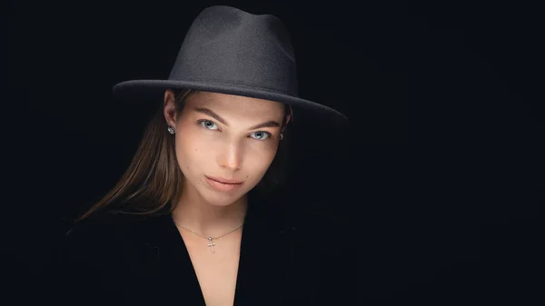 Portrait Studio Mode Une Belle Jeune Fille Chapeau Noir Sur — Photo