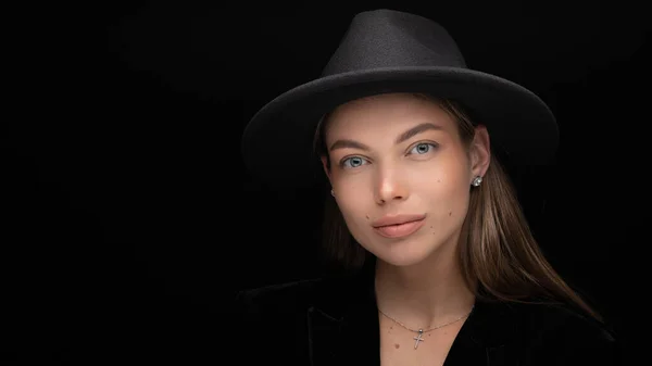 Portrait Studio Mode Une Belle Jeune Fille Chapeau Noir Sur — Photo