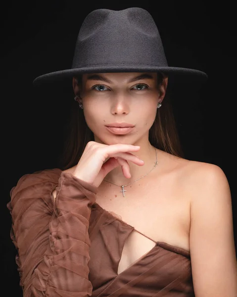 Модный Студийный Портрет Красивой Молодой Девушки Черной Шляпе Черном Фоне — стоковое фото