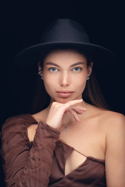 Модный Студийный Портрет Красивой Молодой Девушки Черной Шляпе Черном Фоне — стоковое фото