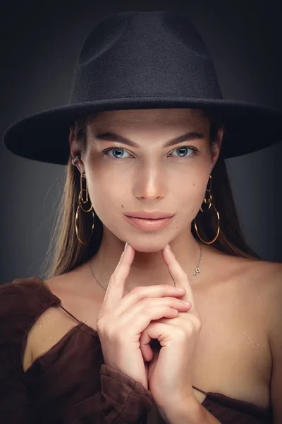 Retrato Estúdio Moda Uma Bela Jovem Chapéu Preto Fundo Cinza — Fotografia de Stock