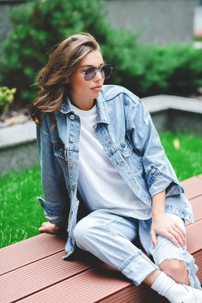 Fille Hipster Shirt Jeans Blanc Propre Posant Sur Fond Des — Photo