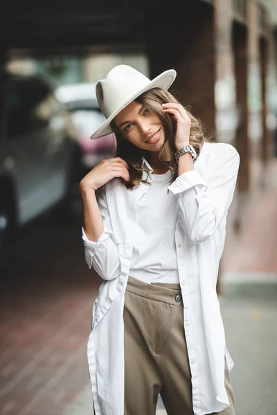 Adorable Joven Hermosa Mujer Expresa Felicidad Lleva Ropa Moda Sombrero — Foto de Stock