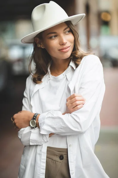 Adorable Joven Hermosa Mujer Expresa Felicidad Lleva Ropa Moda Sombrero — Foto de Stock