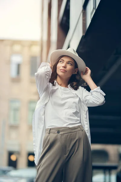 Adorable Belle Jeune Femme Exprime Bonheur Porte Des Vêtements Chapeau — Photo