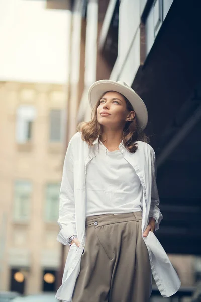 Fille Élégante Pantalon Blanc Chemisier Coton Blanc Posant Contre Mur — Photo