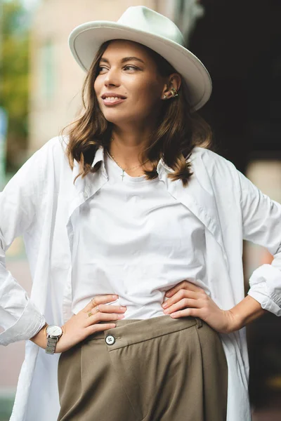 Chica Con Estilo Pantalones Blancos Blusa Algodón Blanco Posando Contra — Foto de Stock