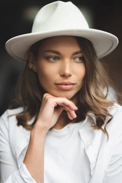 Fille Élégante Pantalon Blanc Chemisier Coton Blanc Posant Contre Mur — Photo