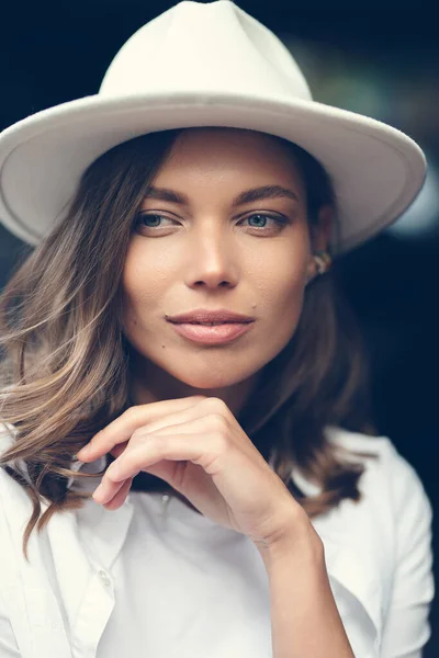 Adorable Belle Jeune Femme Exprime Bonheur Porte Des Vêtements Chapeau — Photo