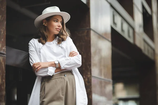 Stylisches Mädchen Weißer Hose Und Weißer Baumwollbluse Posiert Der Wand — Stockfoto