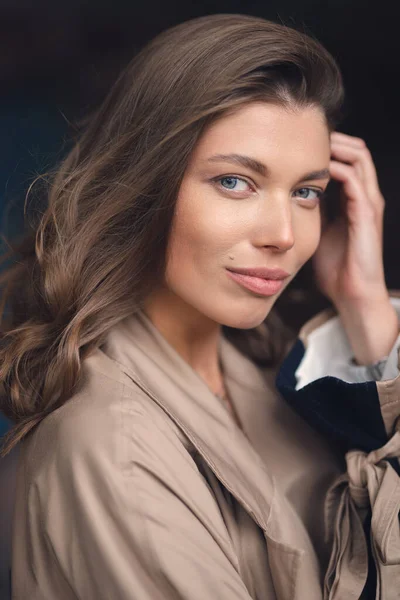 Attraktive Weiße Kaukasische Mädchen Einem Stilvollen Regenmantel Auf Einer Straße — Stockfoto