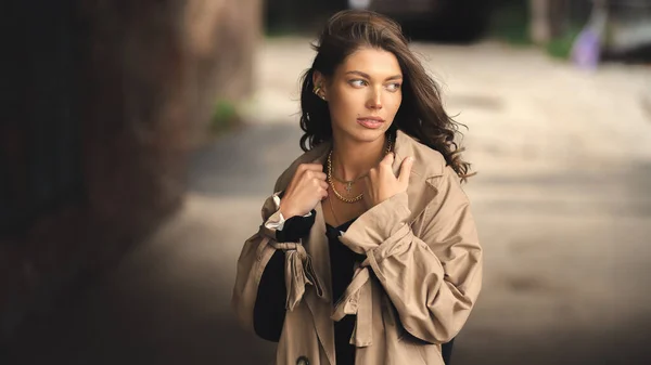 Höstporträtt Ung Söt Flicka Rock Tjej Trendig Trendig Trenchcoat Går — Stockfoto