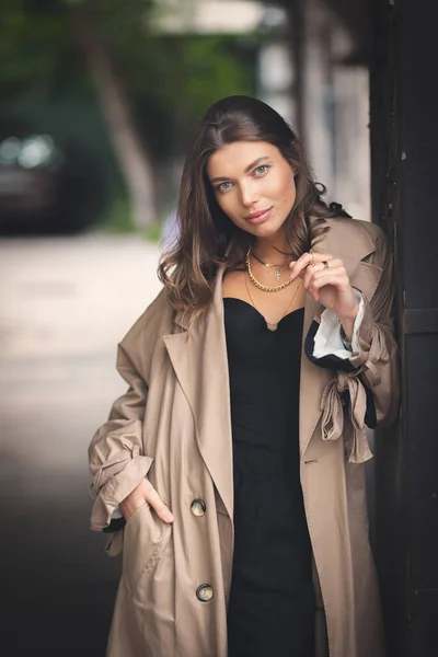 Élégante Jeune Fille Dans Imperméable Beige Posant Extérieur — Photo