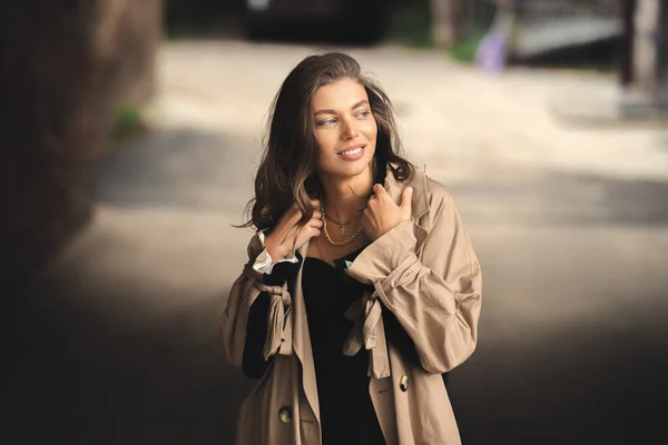 Élégante Jeune Fille Dans Imperméable Beige Posant Extérieur — Photo