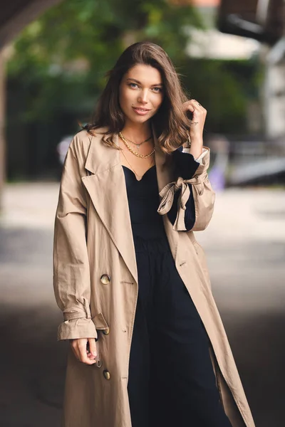 Portrait Automne Une Jeune Fille Manteau Une Fille Trench Coat — Photo