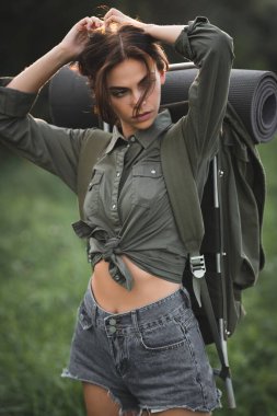 Yürüyüş. Geriye dönük sırt çantalı genç bir kız açık bir yolda yürüyüş yapıyor. Otostop çekiyordum.