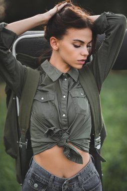 Yürüyüş. Geriye dönük sırt çantalı genç bir kız açık bir yolda yürüyüş yapıyor. Otostop çekiyordum.