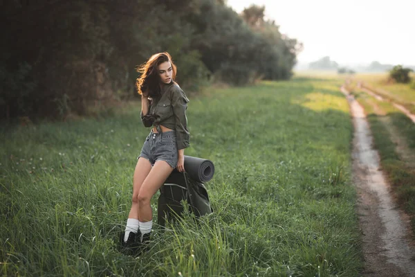 Hiking Young Girl Retro Backpack Hiking Walks Clearing Road Hitch — Stock Photo, Image