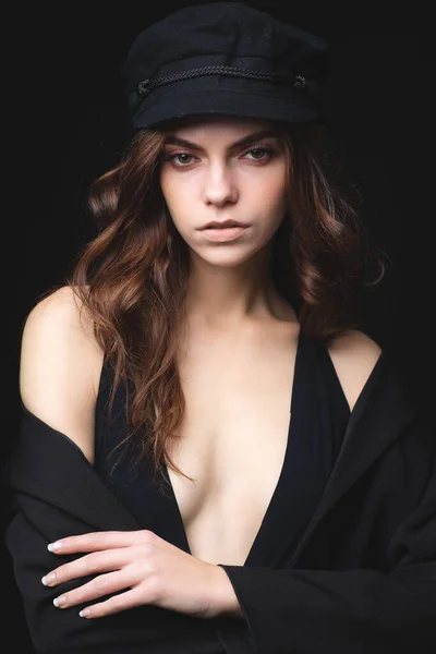 모자를 아름다운 모델의 스튜디오 — 스톡 사진