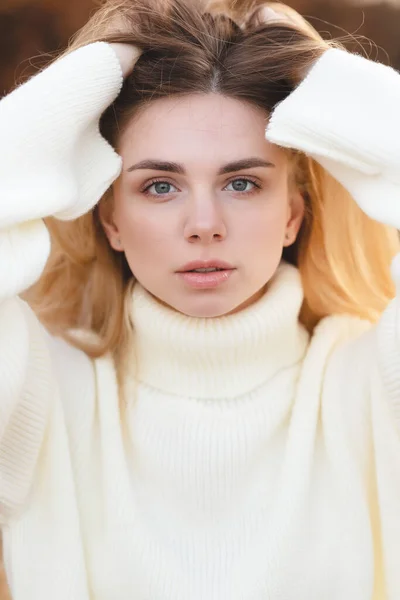 Aantrekkelijk Blond Een Witte Trui Een Achtergrond Van Herfstkleuren — Stockfoto