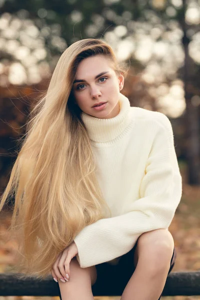 Aantrekkelijk Blond Een Witte Trui Een Achtergrond Van Herfstkleuren — Stockfoto