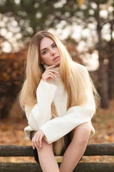 Aantrekkelijk Blond Een Witte Trui Een Achtergrond Van Herfstkleuren — Stockfoto