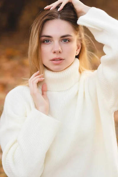 Attractive Blonde White Sweater Background Autumn Colors — Stock Photo, Image