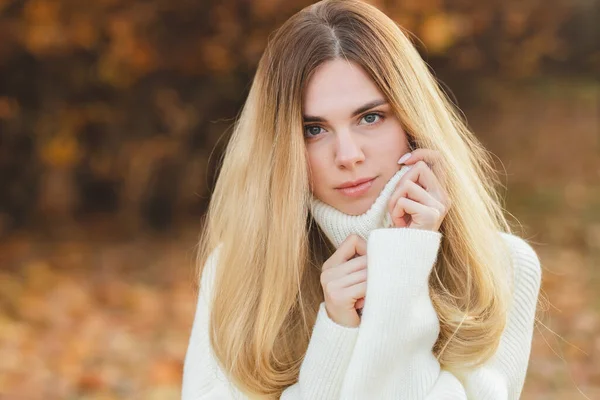 Attraktive Blondine Weißen Pullover Vor Herbstlichem Hintergrund — Stockfoto