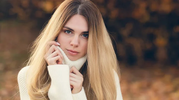 Atraktivní Blondýna Bílém Svetru Pozadí Podzimních Barev — Stock fotografie
