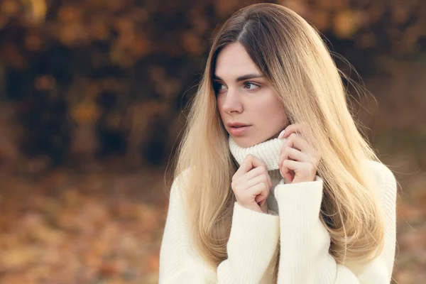 Attraktive Blondine Weißen Pullover Vor Herbstlichem Hintergrund — Stockfoto